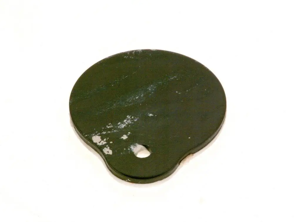 Runder schwarzer Deckel mit einem Loch, möglicherweise ein Schaulochdeckel von Bosch. Die Oberfläche zeigt leichte Verfärbungen und Abnutzungen.